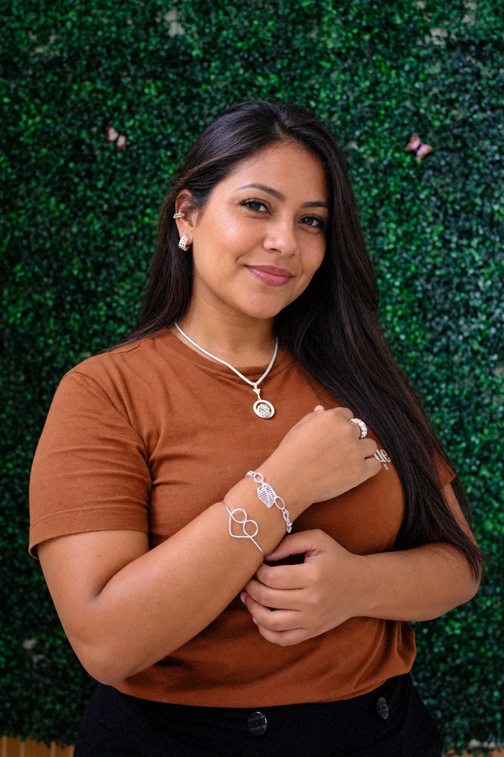 Modelo usando colar, pulseira e anel Richelle Joias