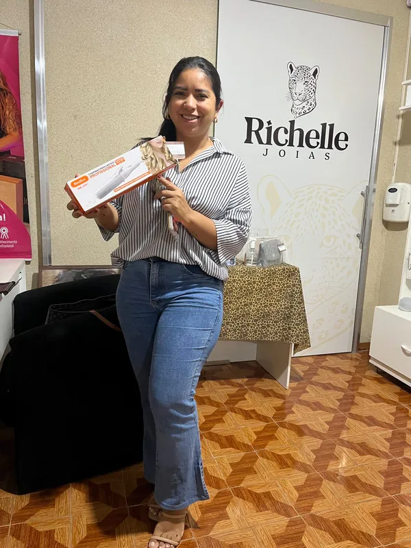 Consultora Richelle recebendo premiação