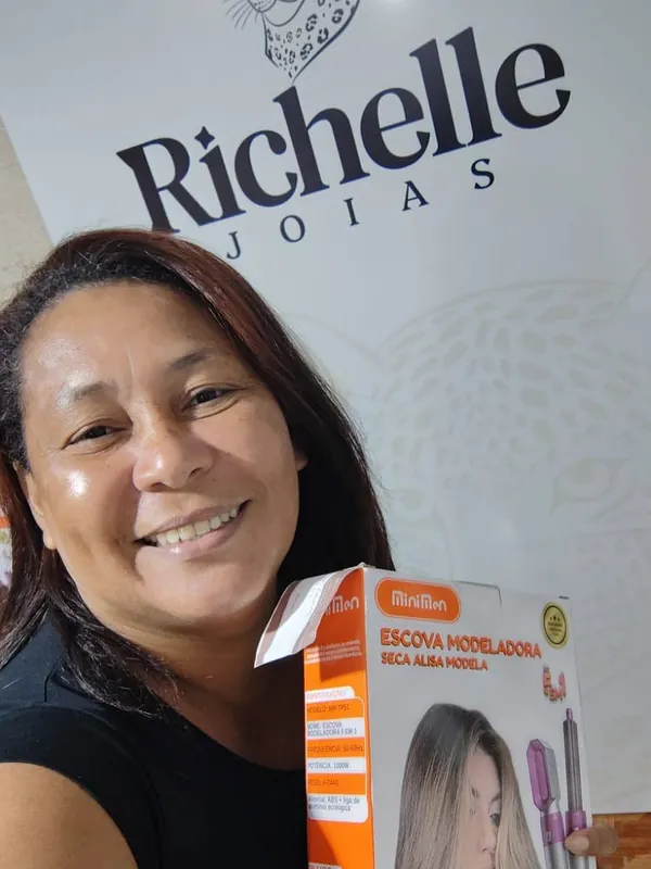Consultora Richelle recebendo premiação