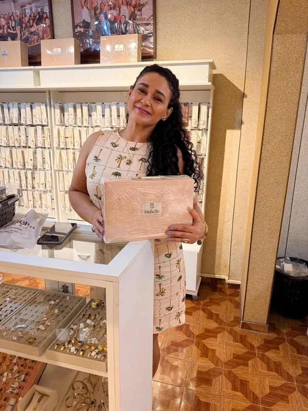 Consultora Richelle recebendo premiação